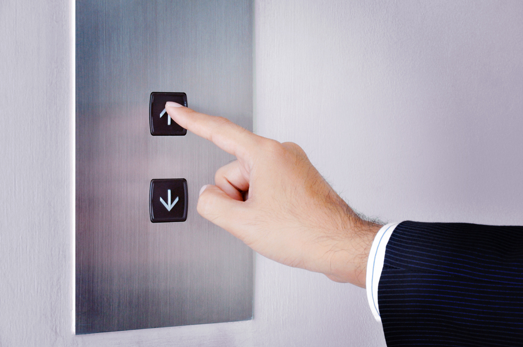 Верх нажимать. Кнопки лифта. Рука на кнопке лифта. Панель с кнопками в лифте. Нажимает на кнопку лифта.